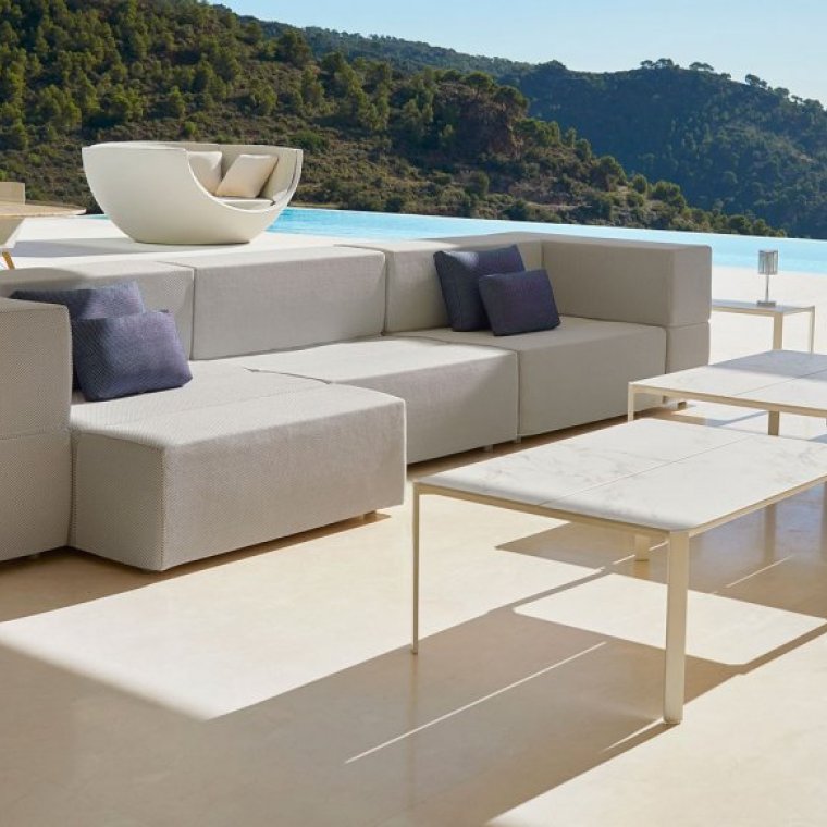 chill-out-mesas-dekton-vondom.jpg