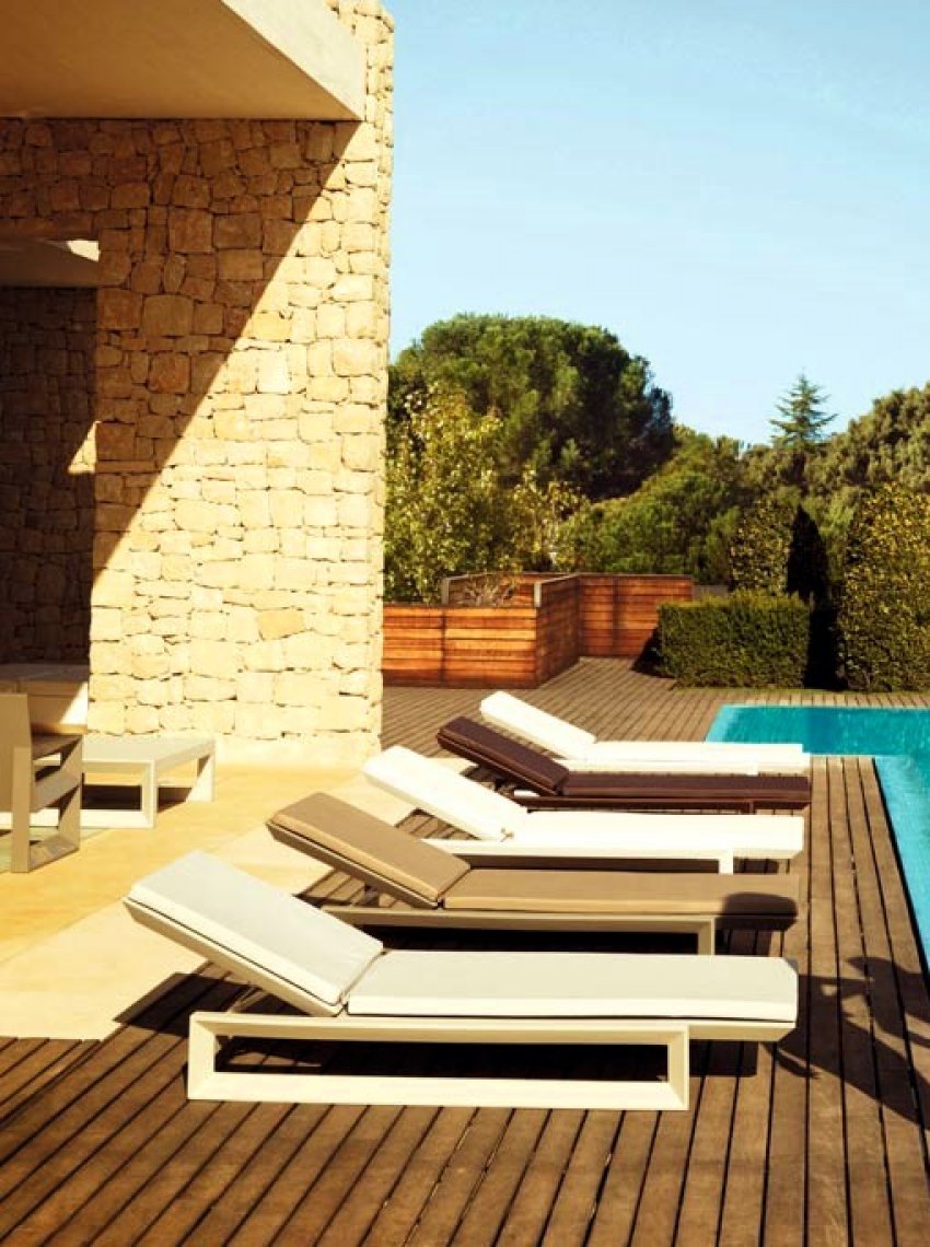 luxury-outdoor-furniture-design-sunchaise-frame-ramonesteve-vondom-5-.jpg